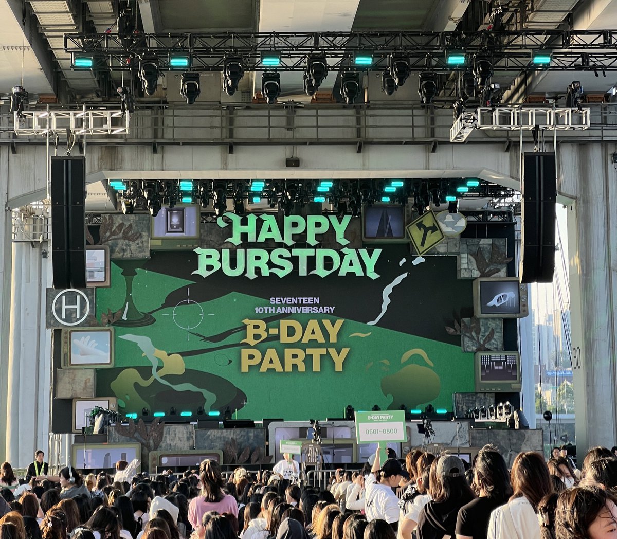 wonubliss's tweet photo. we are always proud of you, seventeen! 

SEVENTEEN HAPPY BURSTDAY STAGE
#세븐틴_10주년에즐기는_BURST무대
#SVT_HAPPY_BURSTDAY_STAGE @pledis_17 https://t.co/hehhrIo7ih