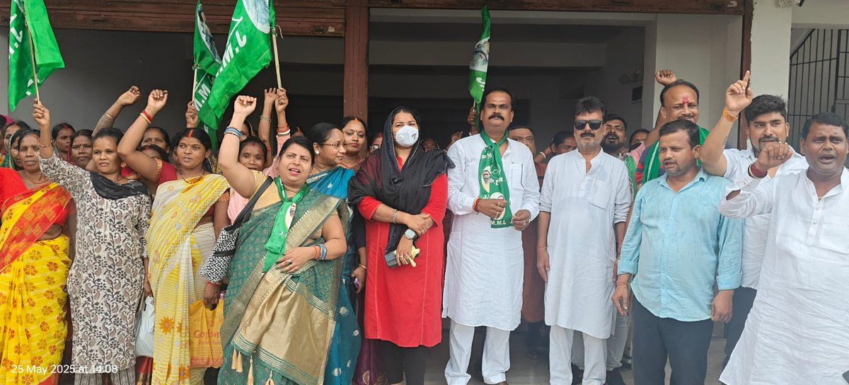 दिनांक 27 मई 2025 को बोकारो समाहरणालय परिसर के समक्ष एक दिवसीय विशाल धरना/ प्रदर्शन की तैयारी को लेकर झामुमो बोकारो महानगर के विभिन्न क्षेत्रों में बैठक।
जब तक सरना धर्म कोड/ आदिवासी धर्म कोड नहीं तब तक जनगणना नहीं।
<a href="/JmmJharkhand/">Jharkhand Mukti Morcha</a> 
<a href="/VinodPandeyJMM/">Vinod Kumar Pandey</a>
<a href="/Bokaro_M_JMM/">झामुमो बोकारो महानगर</a>