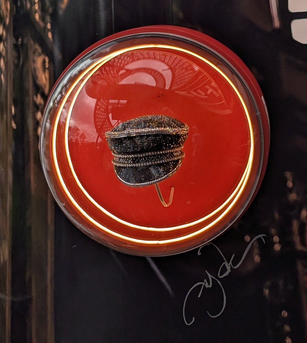 万博オーストリアパビリオンのHYDEさんのサインも見ることができました。