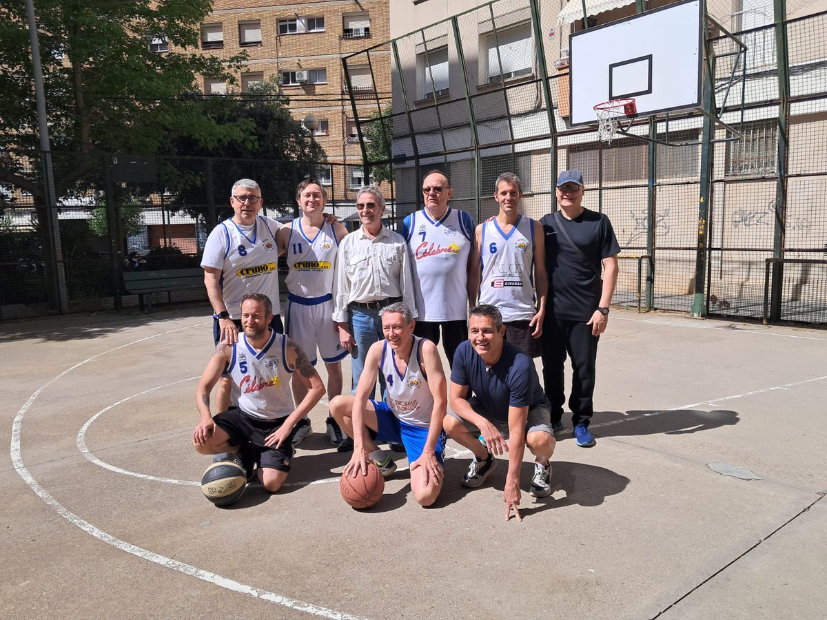 El club bàsquet Canyadó, actualment desaparegut, molts anys després es reuneix per fer una trobada a la mítica pista de la gàbia.

Recorden com era la pista i els jugadors professionals que han passat per aqui.

#badalona
#bressoldelbasquet
#juguemabasquet