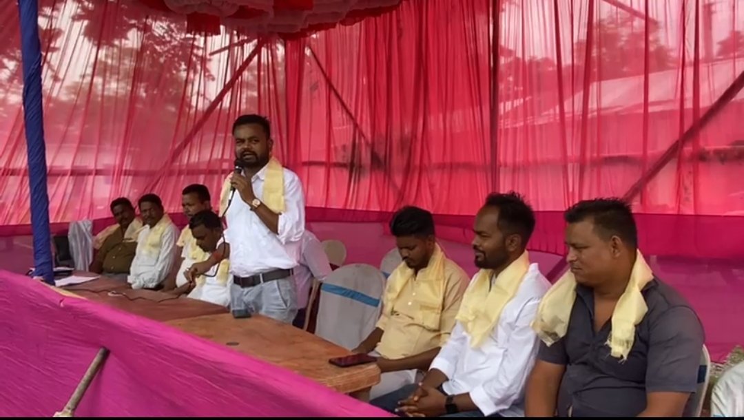 AkashHarijanRBD's tweet image. आज Kalchini Block के Satali आउट डिवीजन व 8 नंबर चाय बगान में आयोजित 8 नंबर प्रीमियर लीग क्रिकेट टूर्नामेंट 2025 के उद्घाटन समारोह में शामिल हुआ।

श्री बीरेंद्र बारा उरांव, श्री साधो लोहार, श्री अशिम लामा समेत कई कार्यकर्ता और समाजसेवी मौजूद रहे।

#Kalchini #Cricket2025 #Youth