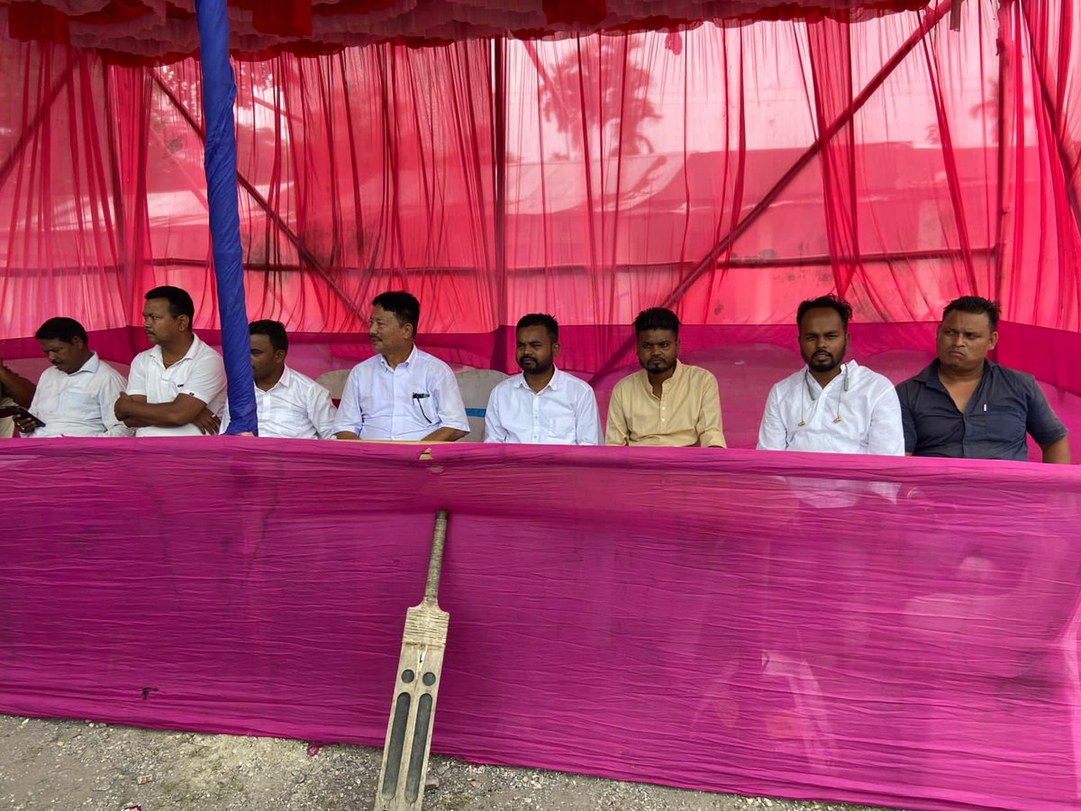 AkashHarijanRBD's tweet image. आज Kalchini Block के Satali आउट डिवीजन व 8 नंबर चाय बगान में आयोजित 8 नंबर प्रीमियर लीग क्रिकेट टूर्नामेंट 2025 के उद्घाटन समारोह में शामिल हुआ।

श्री बीरेंद्र बारा उरांव, श्री साधो लोहार, श्री अशिम लामा समेत कई कार्यकर्ता और समाजसेवी मौजूद रहे।

#Kalchini #Cricket2025 #Youth