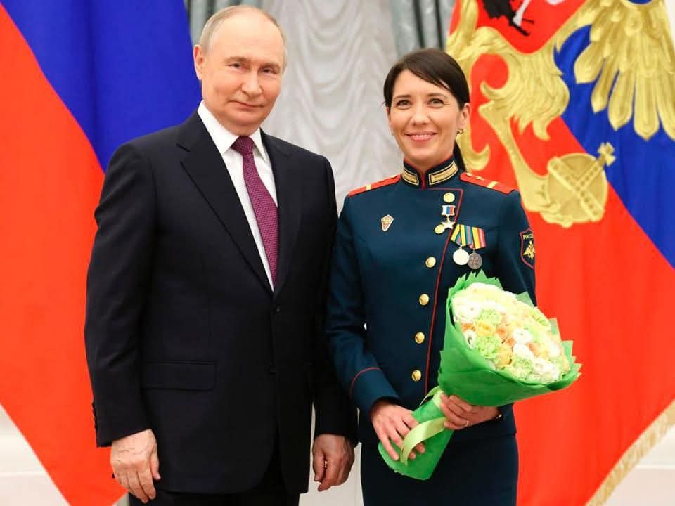 ACTO DE VALENTÍA. 
Esta bella militar rusa se llama Lyudmila, es la única mujer Héroe de RUSIA 🇷🇺, en la intervención especial rusa en Ucrania, cubrió bajo un fuerte fuego enemigo a un soldado gravemente herido salvando su vida. 
Bravo por ella y el soldado 
#ANAPCuba