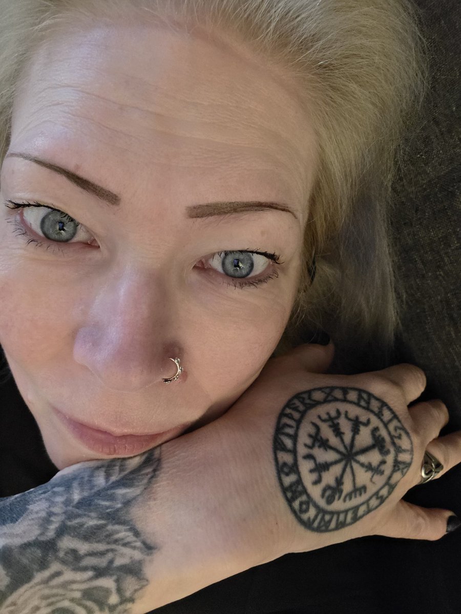 I'm happy to see the products I bought at pharmacy works so fast. Over the night they look so much better.  Hopefully they are healed before next weekend...
Have a great Sunday Darklings.