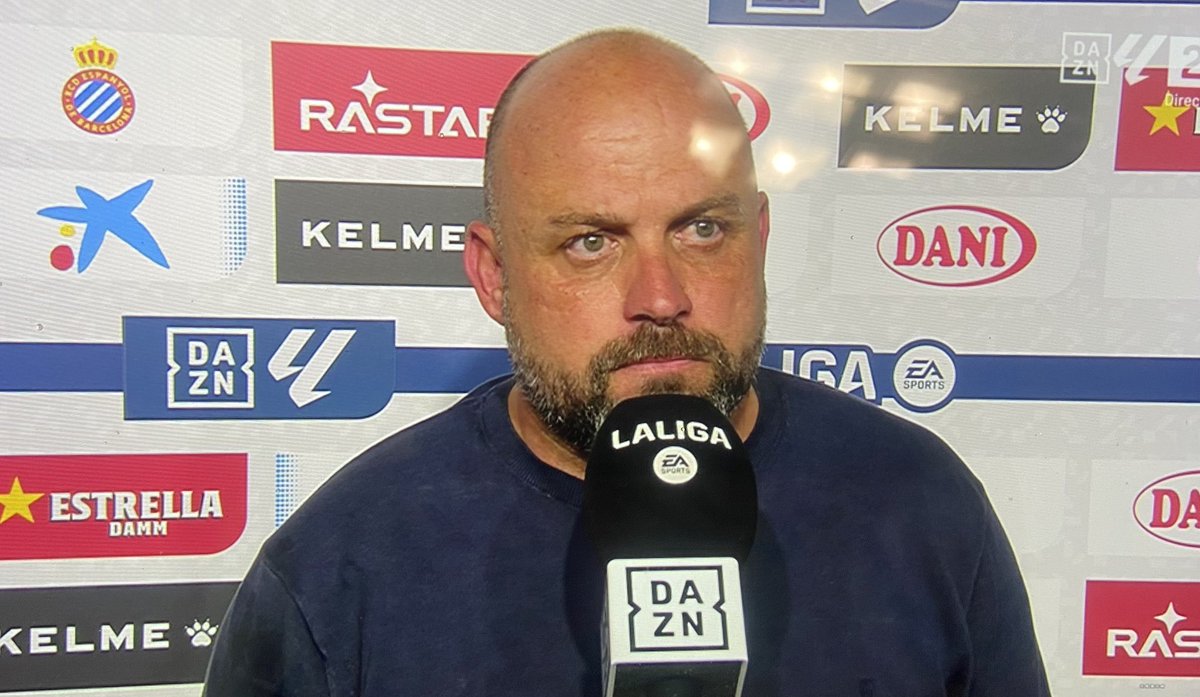 Ascendeu o equipo cando ninguén o contaba, salvouno cun plantel moi xusto. O triunfo dun galego humilde o que lle custou ferro e fariña chegar a élite. Durante anos adestrou o Badalona compaxinando co seu traballo de conductor de autobús. Grande Manolo!!