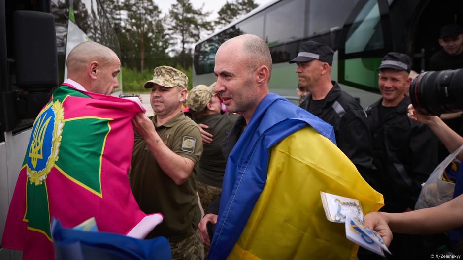 Еще 303 украинских военных вернулись домой из российского плена. Фотографии опубликовал президент Украины Владимир Зеленский.

По его словам, на родину вернулись военные ВСУ, Национальной гвардии, Государственной пограничной службы и Государственной специальной службы транспорта.
