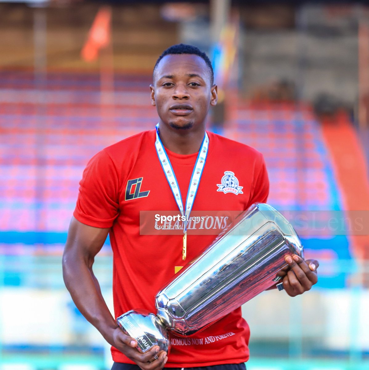 sportslens1's tweet image. Frank Katongole — the engine Picasso, now celebrating in style with the trophy! Art, passion, and victory all in one frame! #FrankKatongole #TrophyCelebration #MidfieldMaestro #VipersSC @VipersSC