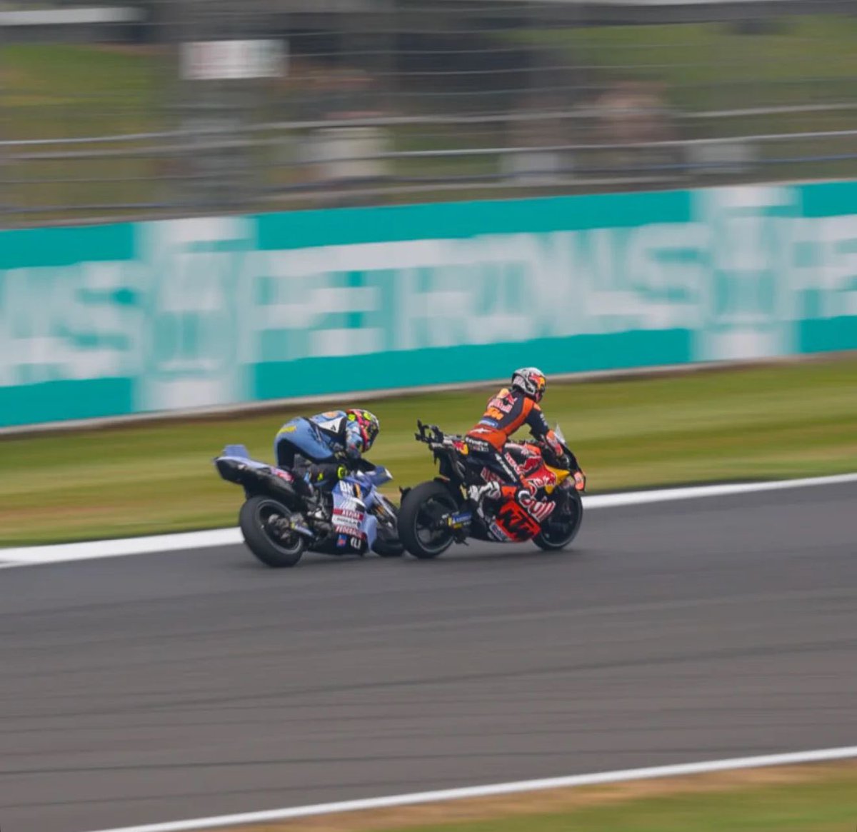 La última vuelta de ayer en la Sprint Race!! Salvo la caída , menos mal 🙏🏻 <a href="/Aldeguer54/">Fermín Aldeguer Mengual</a>