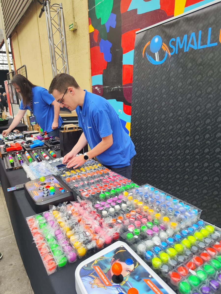 Cruel_ORO's tweet image. En attendant la suite du tournoi, je passe faire un tour sur le stand des amis @SmallCab_net au #hfs2025
@CRaZYEsports