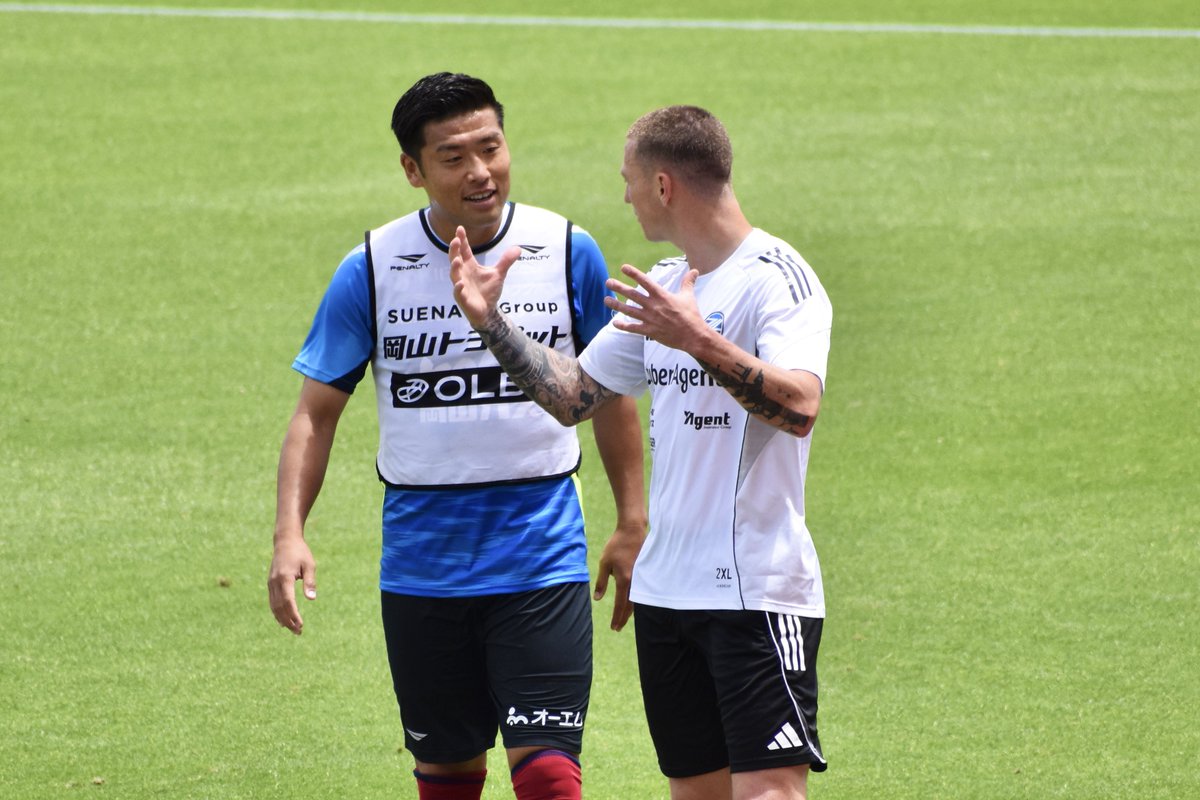 HiHaYuYo_jsz's tweet photo. 柳(育)さんとデュークさん
2人とも笑顔で、とてもいい関係だったんだな、と☺️

2025.5.25 町田戦 https://t.co/1zN3ptZ6f7