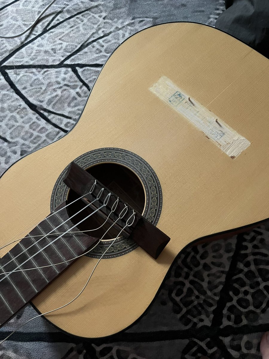 felinotes's tweet photo. benerin gitar gimana ya hehehe https://t.co/MMBJngfQfv