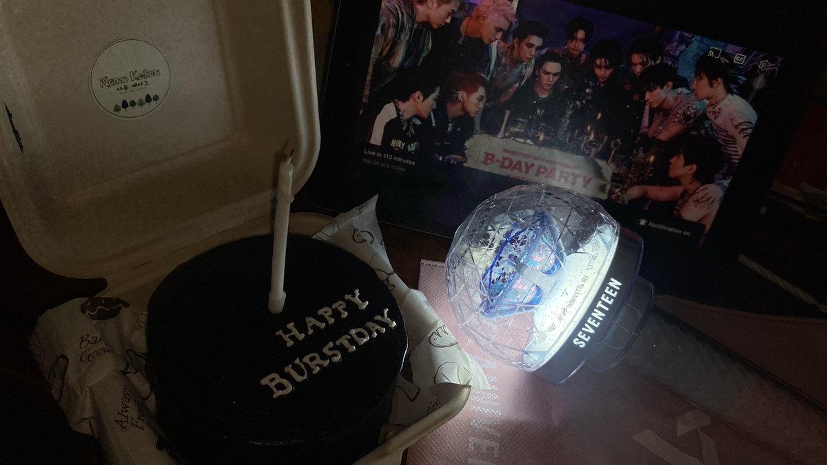 adeia_acoustic's tweet photo. Baru kepikiran mau beli kue H-1 karna seminggu kemarin hectic banget🤧 untung @namukeikeuid bisa sat set pesen hari H dan langsung dikirim😭🫶🏻🫶🏻udah siap buat SEVENTEEN HAPPY BURSTDAY STAGE
#세븐틴_10주년에즐기는_BURST무대
#SVT_HAPPY_BURSTDAY_STAGE
@pledis_17 https://t.co/3I4StVgeU1