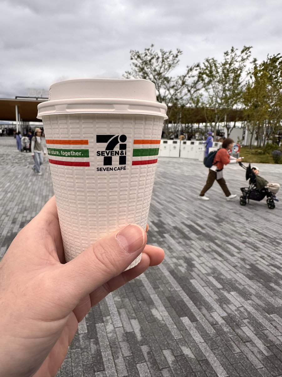 今日は万博へ✈️

ミャクミャクくじは2時間待ち笑
3等でした🤭

セブンカフェのデザインかわいい😍