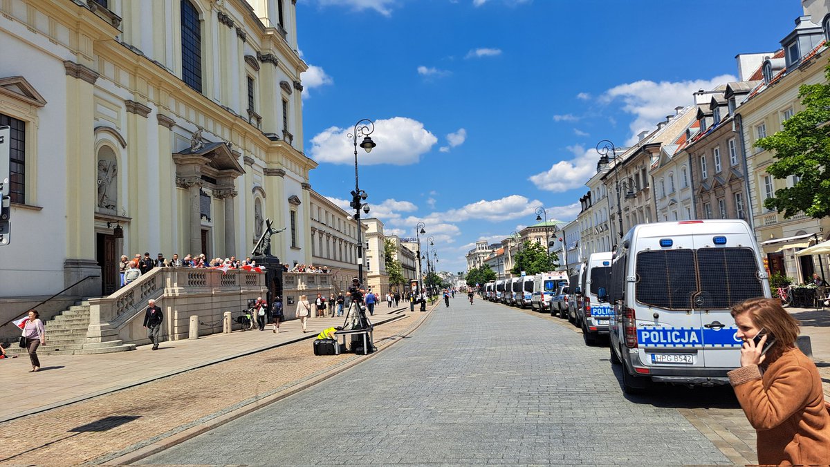 Nie mogli się schować tylko warują na trasie przemarszu? 
#ByleNieTrzaskowski