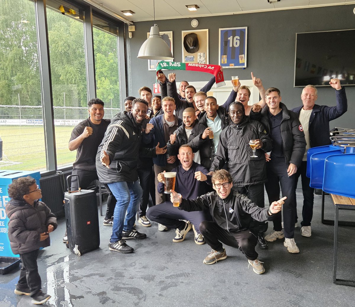 VVOR_voetbal's tweet photo. Doordat concurrenten VEP en SVP’81 met 0-2 wonnen waren 3 ptn voor #VVOR noodzakelijk. In de laatste minuten werd de 2-3 gescoord, waardoor VVOR op 1 doelpunt boven de play-offs streep eindigde. VVOR 1 blijft in de 4e klasse. Op De Venhoeve werd nog een klein feestje gevierd. https://t.co/XTwVxcbpWG