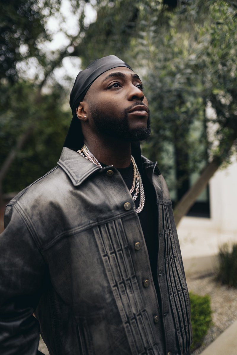 AlbumTalksHQ's tweet photo. March 14 — Davido's unreleased "5ive" peaks at #1 on NG Apple 

April 18 — "5ive" peaks at #1 after release, replacing Odumodublvck's "The Machine is Coming" 

April 25 — Zinoleesky's "Gen Z" replaces "5ive" at #1 

May 17 — "5ive" replaces "Gen Z" at #1 

May 24 — "Gen Z" replaces "5ive" at #1 

Today — "5ive" replaces "Gen Z" at #1 

Davido & Zinoleesky going aura for aura 🤝🤩