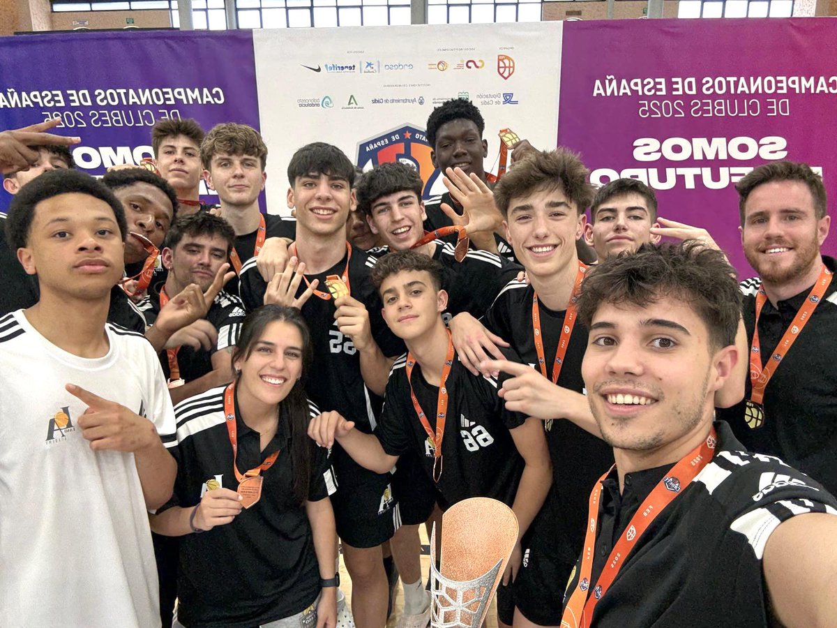Lasoacademy's tweet photo. 🥉TERCEROS DE ESPAÑA! 🏀🇪🇸
Tras la derrota ante FC Barcelona, Cadete A cerró el campeonato venciendo a Valencia Basket y se sube al podio nacional.
Gracias a cada jugador, entrenador, fisio, y a todo el staff que ha estado detrás ayudando a que este logro haya sido posible💪🔥. https://t.co/yybokkNDtc