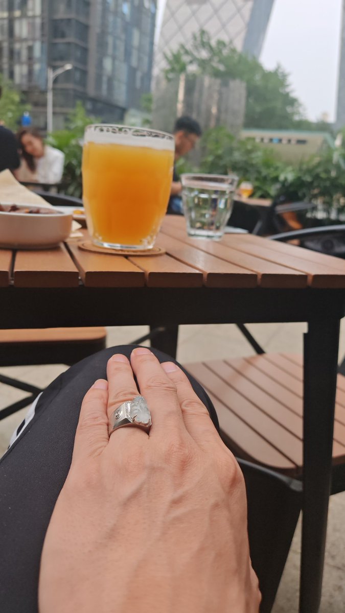 心如磐石也会莫名的感动，再是钢铁，内心也有柔软的一刹那，可能是一个画面，一句温柔的话语，一小段不明的视频，瞬间湿了眼睛，虽然有些只可给自己看，你这个陌生人，还好吗