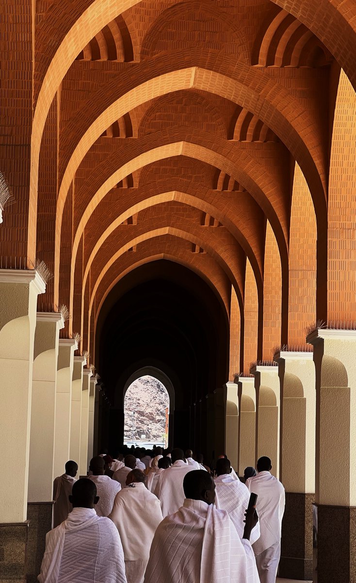 FotoNugget's tweet image. PHOTOS: Nigerian pilgrims depart Madinah and make a stop at the Miqat to assume the Ihram and make the intention (Niyyah) for Umrah. They also observe the two Rak’ahs at Dhul Hulayfah before continuing their journey to Makkah.

#FotoNuggetInHajj 🇸🇦