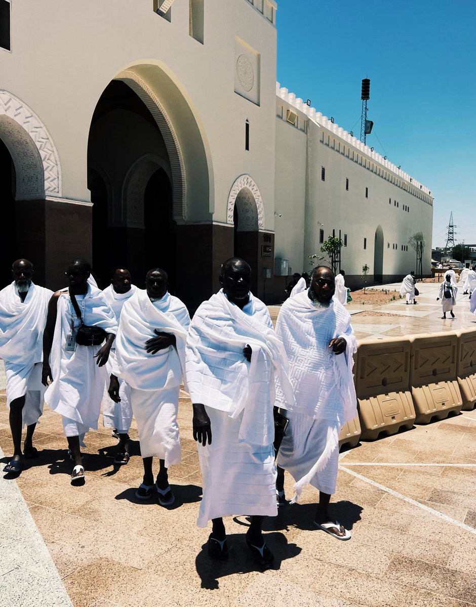 FotoNugget's tweet image. PHOTOS: Nigerian pilgrims depart Madinah and make a stop at the Miqat to assume the Ihram and make the intention (Niyyah) for Umrah. They also observe the two Rak’ahs at Dhul Hulayfah before continuing their journey to Makkah.

#FotoNuggetInHajj 🇸🇦