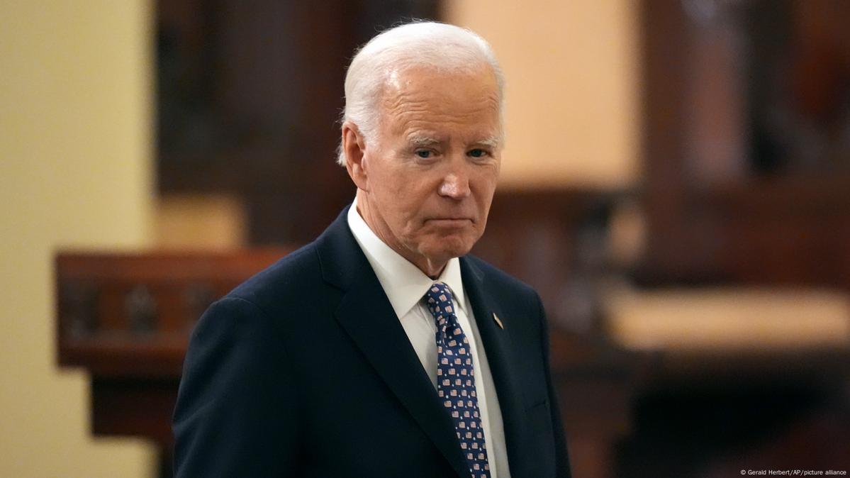 Джо Байден впервые появился на публике после объявления о том, что он болеет раком. Экс-президент США посетил выпускной внука Роберта Хантера Байдена. Совместную фотографию опубликовала жена бывшего политика Джилл Байден в Instagram. "Гордые бабушка и дедушка! Поздравляем,