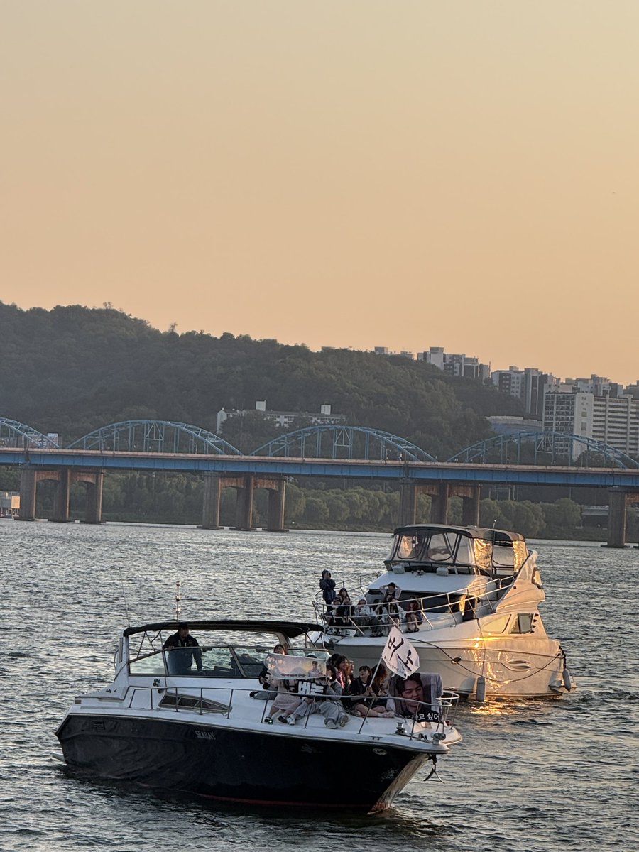 v218log's tweet photo. IM CRYING DOLLYS RENTING A BOAT??  https://t.co/jvK0mPQns1