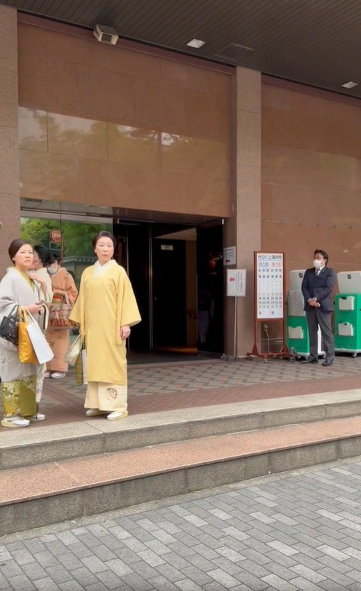 日本はとても素晴らしい国ですが、もちろん日本で生活したり旅行したりするには十分なお金を稼ぐ必要があります。
これが現在私たちの最も重要な目標の一つです。