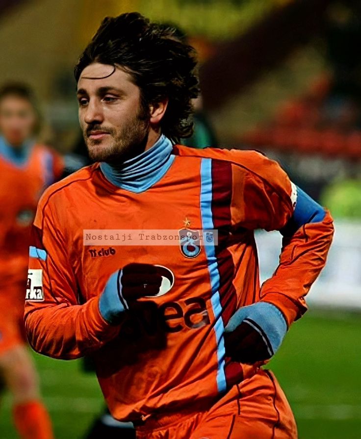 neden eleştiriyorsunuz 4 maç üst üste kazanıp deplasmanda maç kazanmayı hatırlattığı içinmi,yoksa zaten 1 yıldan fazladır derbi kazanamayan takımla geldiği gibi derbi kazanamadığı içinmi