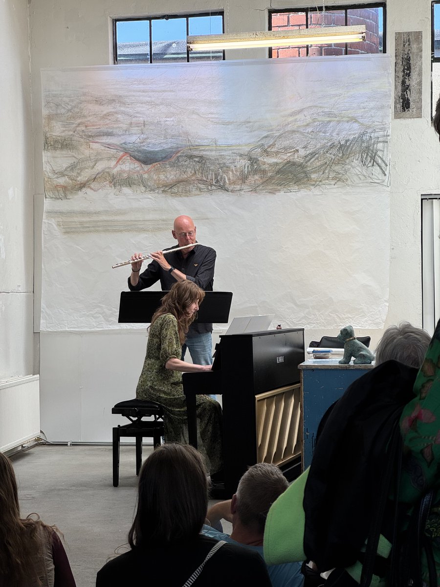 Een bijzondere tentoonstelling tot 21 Juni van Elke van Brugge in @galerievanslagmaat, de opening met prachtig pianospel van Elke samen met Dick van Vliet, een genot om naar te luisteren.