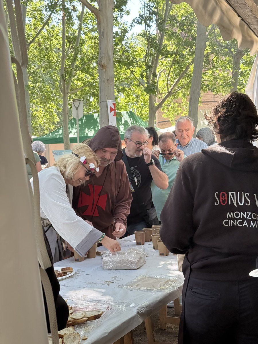 Monzón Templario (@monzontemplario) on Twitter photo 🌅 El poblado de jaimas despierta con la huevo fritada de Sonus Venti @sonusventi_mzn
#HomenajeTemplario2025 <a href="/aragonturismo/">Turismo de Aragón</a> <a href="/AEFRH_/">Fiestas Históricas</a> #Monzón #Huesca #Aragón 🌅 El poblado de jaimas despierta con la huevo fritada de Sonus Venti @sonusventi_mzn
#HomenajeTemplario2025 <a href="/aragonturismo/">Turismo de Aragón</a> <a href="/AEFRH_/">Fiestas Históricas</a> #Monzón #Huesca #Aragón