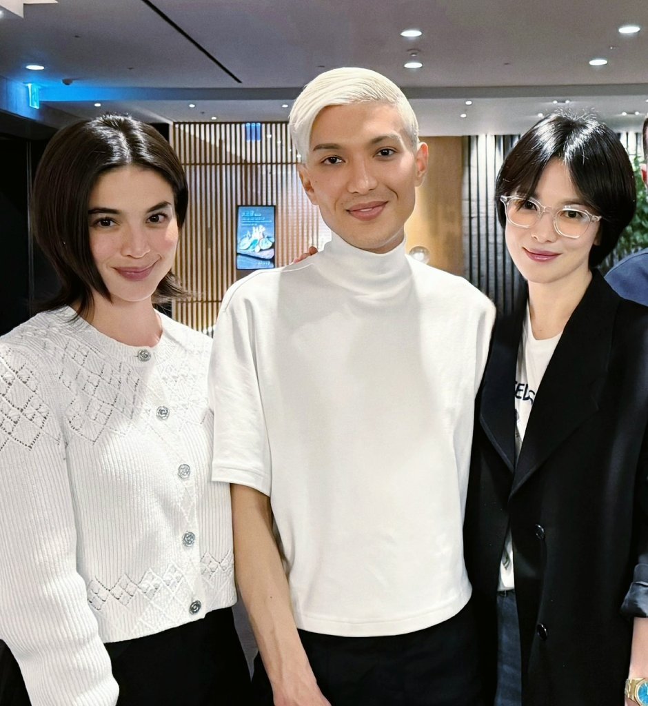 jieunee1210's tweet photo. Bryanboy님이랑 쇼메 때 투샷에 이어서
서울까지 이어지는 좋은 인연 👥️
#송혜교
#SongHyeKyo https://t.co/FWMScMUKXL