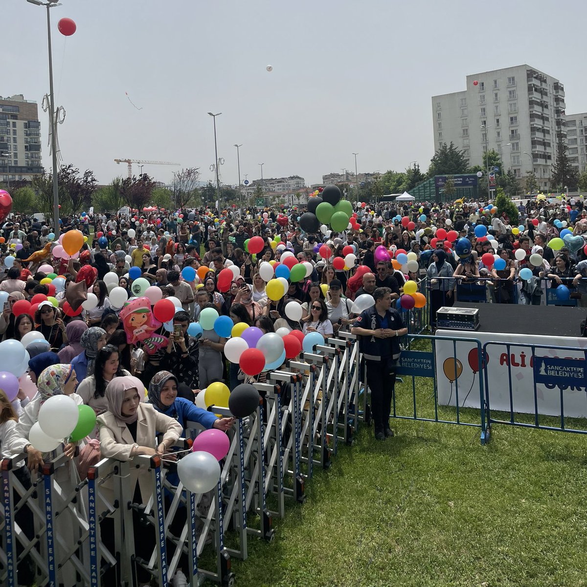 0zcAy's tweet photo. Oğlum kanseri yendi fazla bir çevremiz yok balon uçurmak istiyor diyen bir bababın çağrısına Sancaktepe belediyesi ve halkın sahip çıkması ile gelinen son nokta ağlattı 😍🧿🤗 https://t.co/eIX6GsuaPc