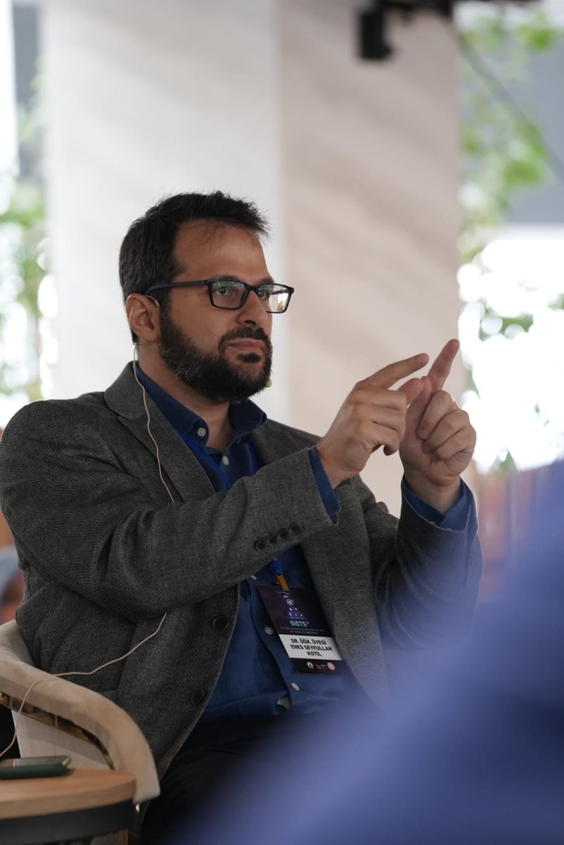 Prof. Dr. Abdurrahim Koçyiğit, Dr. Öğr. Üyesi Enes Seyfullah Kotil, Prof. Dr. Mahmut Doğru, Dr. Hayrettin Kılıç ve Hüseyin Emre Yüksel beylerin katılımlarıyla "Tıp ve Sağlık" oturumu gerçekleştirildi.