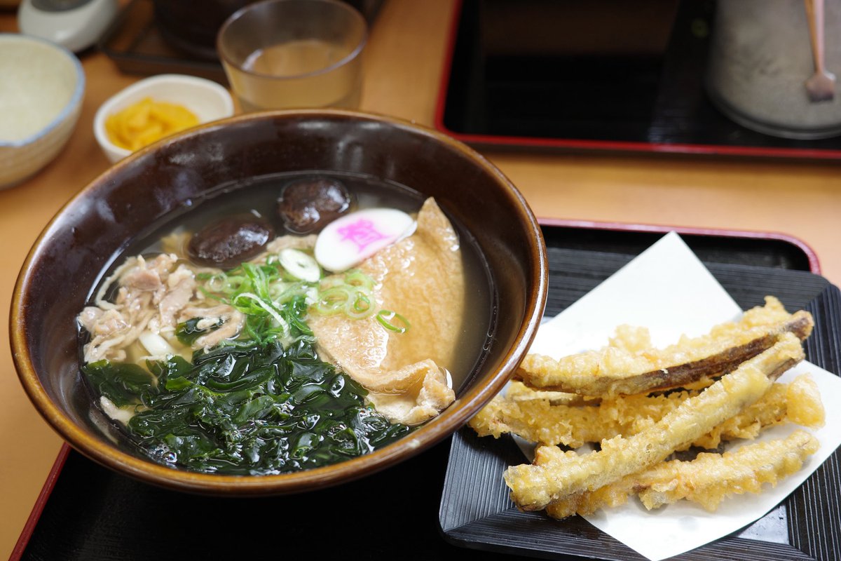 今回の帰省も安定の資さんうどん🥢
小さい頃はかしわ細麺推し、今はおかめうどん+ごぼ天別皿トッピングがお気に入り。初めて行く時は、定番の肉ごぼ天うどんor幸せセット(カツ丼、ぼた餅付き)がオススメです〜☺︎︎