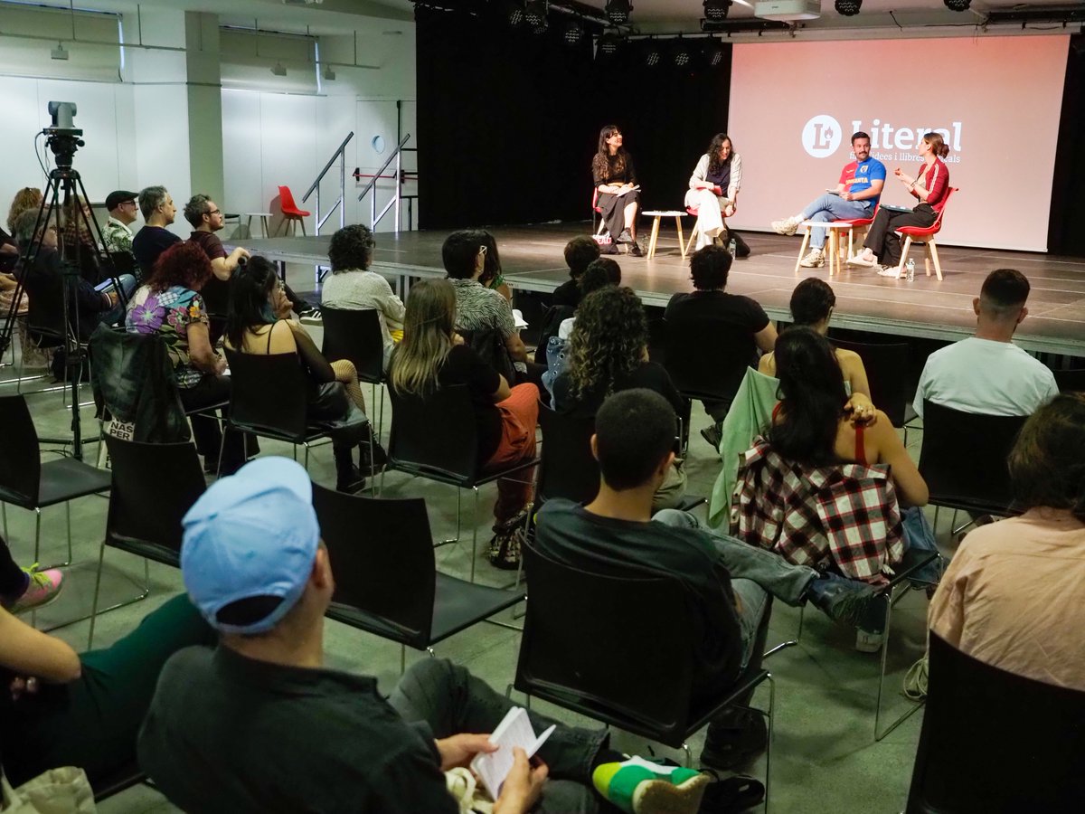 👪 Abolim la família? ha estat la provocadora pregunta del debat de <a href="/catarsimagazin/">Catarsi magazín</a> a #Literal2025.

<a href="/InesGarLop/">Ines Garcia</a>, <a href="/christocasas/">Christo Casas 🍉</a> i <a href="/Laiajds/">Laia</a> han qüestionat el model familiar hegemònic i han obert la porta a imaginar altres formes de vincle, criança i suport col·lectiu.