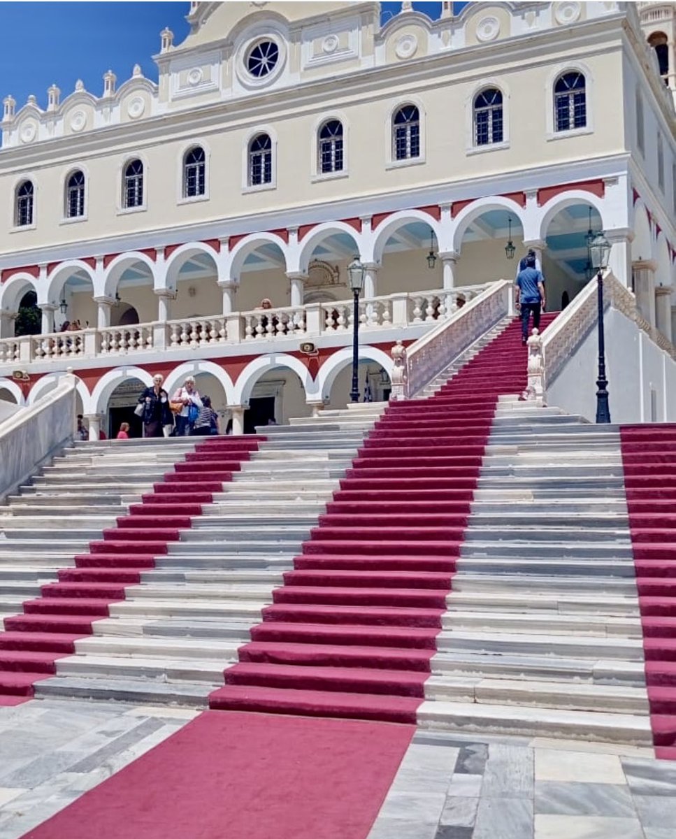 Σε όλα τα τριτοκοσμικά κράτη με λαούς αμόρφωτους τα ωραιότερα κτήρια αντί να είναι σχολεία είναι εκκλησίες …..