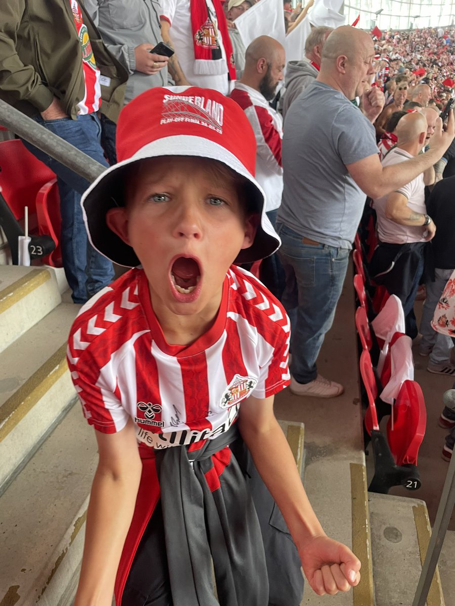 JackClark520's tweet photo. BACK IN THE BIG TIME ❤️🤍
@SunderlandAFC 
🏆 https://t.co/MDlHxb8frI