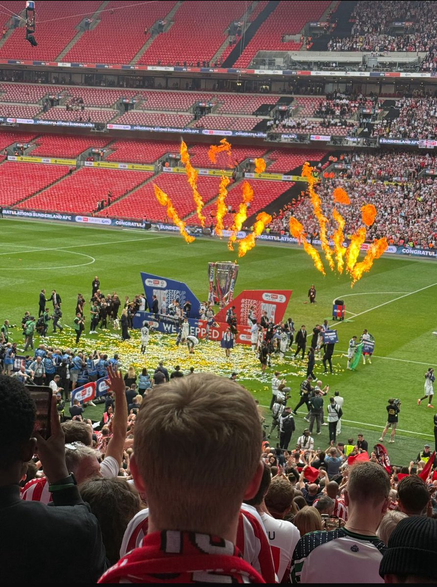 JackClark520's tweet photo. BACK IN THE BIG TIME ❤️🤍
@SunderlandAFC 
🏆 https://t.co/MDlHxb8frI