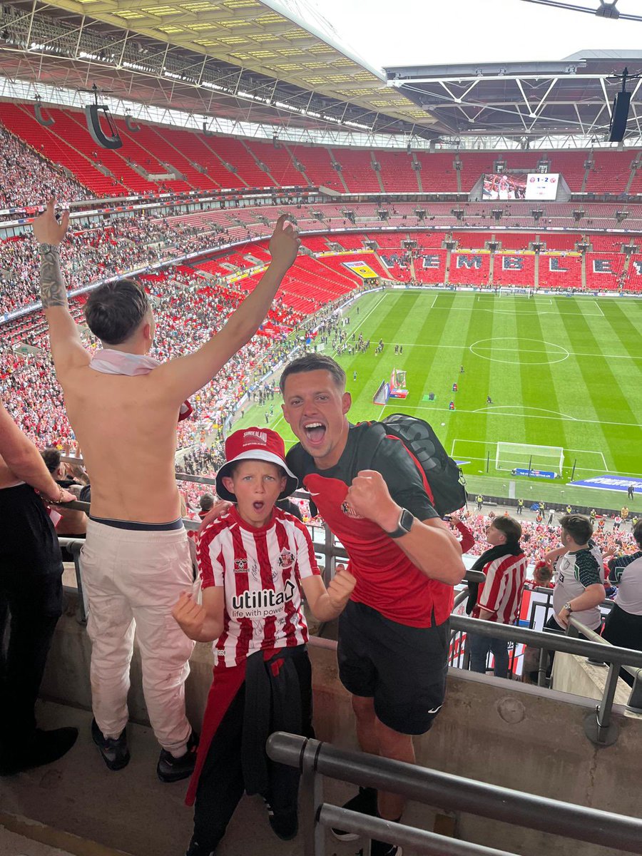 JackClark520's tweet photo. BACK IN THE BIG TIME ❤️🤍
@SunderlandAFC 
🏆 https://t.co/MDlHxb8frI