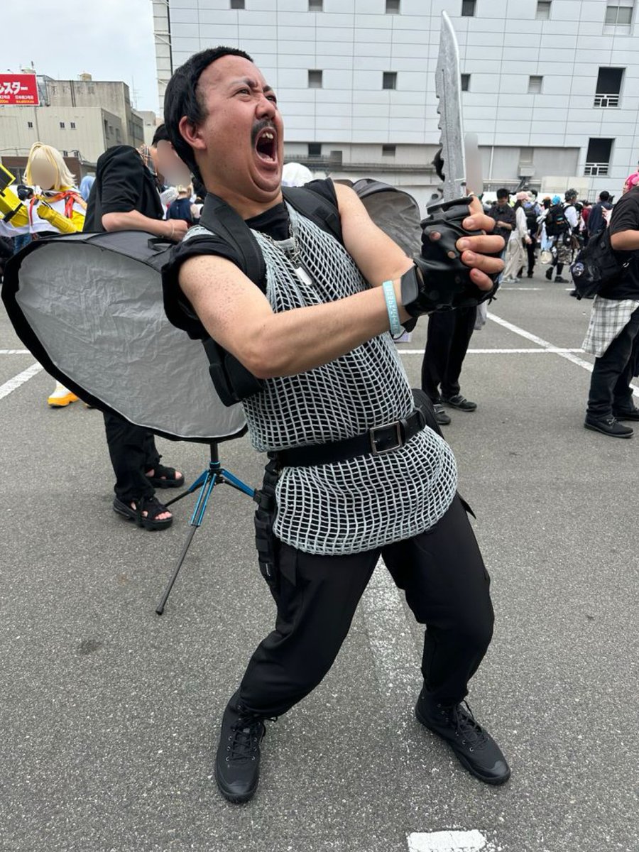 1_2_3derson's tweet photo. 「野郎オブクラッシャーーーッ！！」(CV：石田太郎)

小学生の頃、初めてコマンドーを観た時のベネットの印象は
「コイツ、何着てんだ？金属か？布か？('◉⌓◉’)」だった。

８０年代当時ビジュアルで勝てる俳優なんていなかったシュワちゃんのヴィランを逃げずに引き受け、結果４０年たった現在シュワちゃんより俺達の心に刺さっていた事を証明したヴァーノン・ウェルズと石田太郎氏、平田勝茂氏の翻訳の仕事に敬意を表します。

#日本橋ストリートフェスタ2025
#コマンドー
#ベネット
