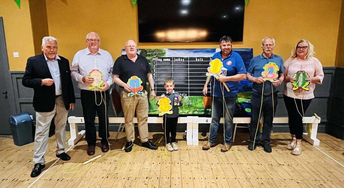 🐸 WM Paul Piddock pictured with the Race Winners after the last of the Swampdown Gold Cup Races last night.
A toadally unfrogettable night where many were jumping for joy after receiving their winnings and many more were hopping mad after losing 🐸 😂
#fishguardfreemasons