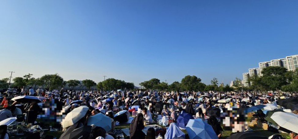 mochihochihae's tweet photo. the amount of carats present for the bday party burst stage 🥹🥹🥹 you are soooo loved @pledis_17 🩷🩵 https://t.co/IUITNqSwil