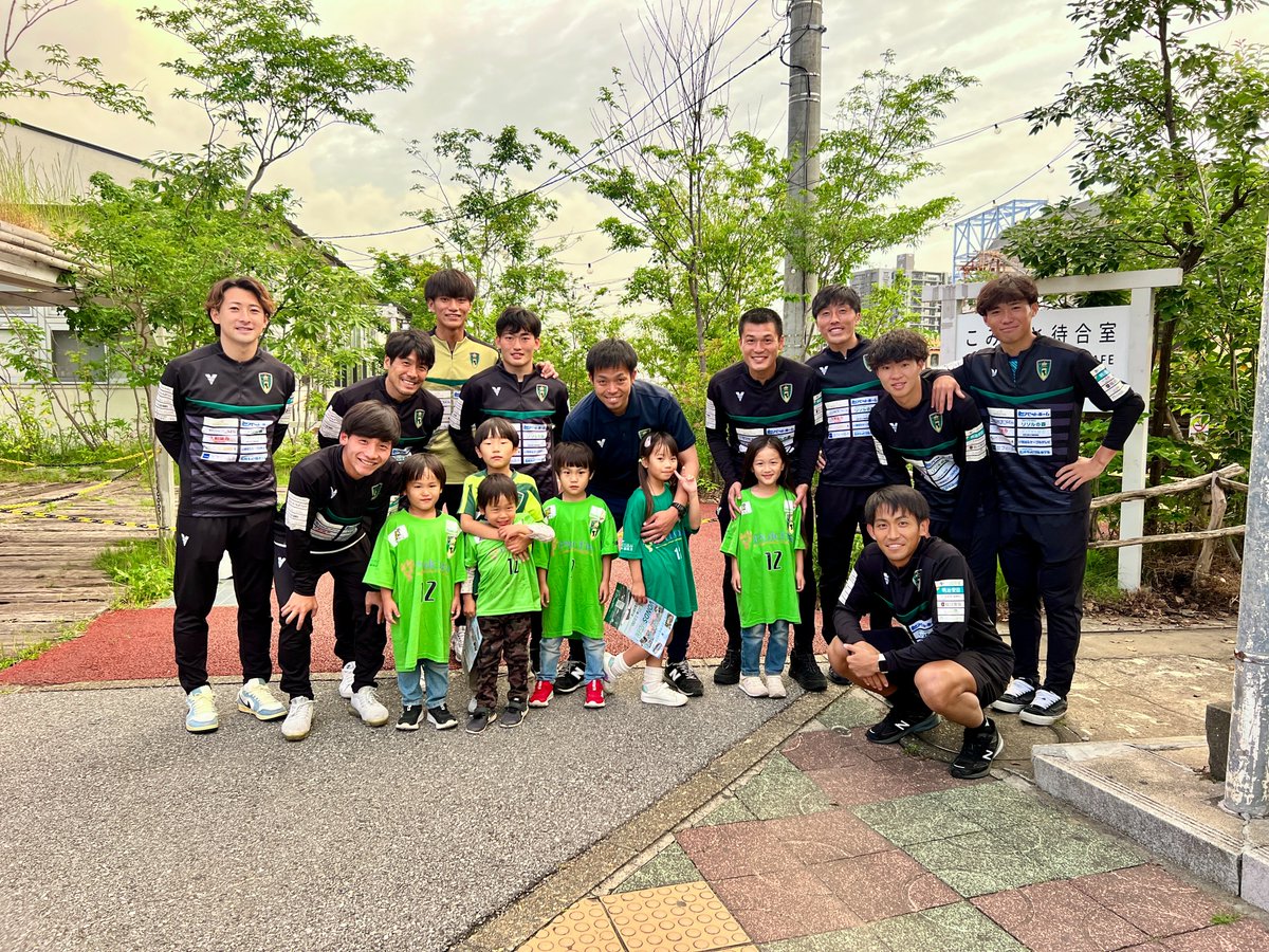 VondsTeam's tweet photo. 【TOP】
📄チラシ配布活動ありがとうございました

本日は八幡宿駅・五井駅・姉ヶ崎駅にて
ホームゲームチラシの配布活動を行いました!!!

チラシを受け取ってくれた皆さま
ありがとうございました🙇💚

そして、
一緒に配布活動へご参加いただいたサポーターの皆さま
お忙しい中本当にありがとうございました‼️☺️

#Vonds 
#vonds市原 
#Breakthrough 
#超えるを超えて打ち破れ