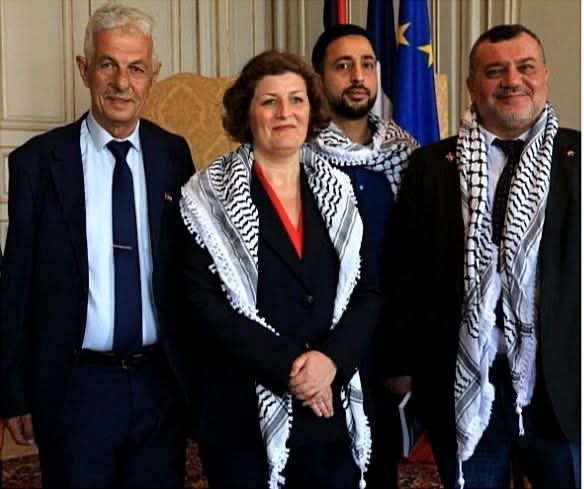 philippemeyer92's tweet photo. Ça se passe à @strasbourg. La maire @JeanneBarsegh reçoit, drapée d’un keffieh, une délégation du camp palestinien d’Aïda pour préparer un jumelage, après avoir annoncé le gel du jumelage avec la ville israélienne de Ramat Gan. Et si cela ne suffisait pas, elle accepte en « cadeau » une carte qui efface Israël. 

Continuer de se soumettre à cette haine violente et pathologique d’Israël très à la mode parmi ses amis politiques, et à l’heure où l’on a vu à Washington où cette haine peut mener, est aussi dangereux qu’irresponsable. La honte. 

Soutien à la communauté juive de Strasbourg et au Crif Alsace. @BnaiBrithFrance