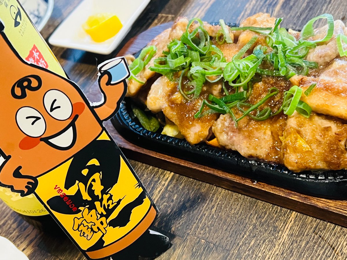 kuroisakun's tweet photo. 県をまたいで隣町、
熊本県人吉市で飲んでいます〜
🍶🤤
お酒も楽しめる喫茶店
#slowcafe 様 よか晩です🤤
#くろいさくん #黒伊佐錦
#大口酒造 #ゆるキャラ https://t.co/hayzSgAF5b