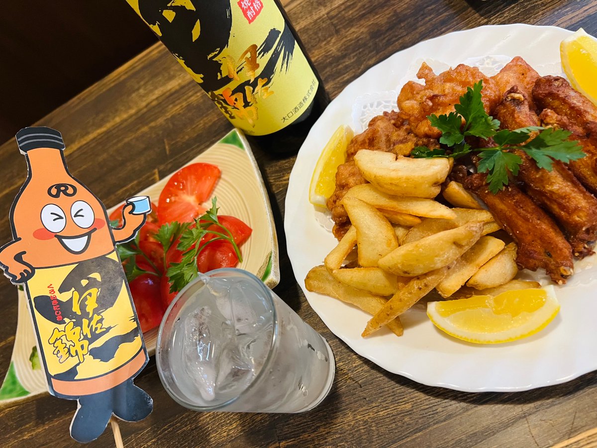 kuroisakun's tweet photo. 県をまたいで隣町、
熊本県人吉市で飲んでいます〜
🍶🤤
お酒も楽しめる喫茶店
#slowcafe 様 よか晩です🤤
#くろいさくん #黒伊佐錦
#大口酒造 #ゆるキャラ https://t.co/hayzSgAF5b