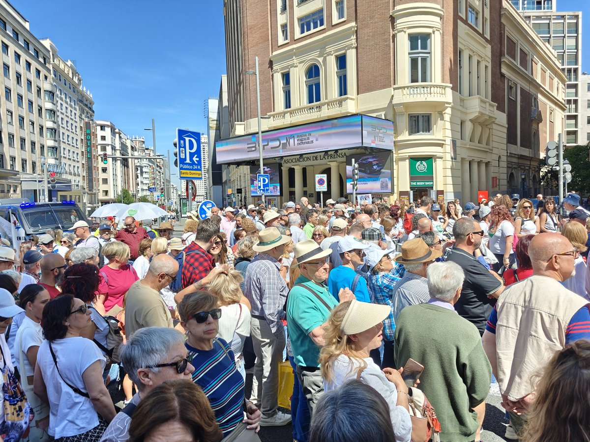 SubcoEnElBarro's tweet photo. Sólo veo gente con muchas canas. ¿Dónde está la gente joven en la columna de callao? https://t.co/bRsCNsCOgU