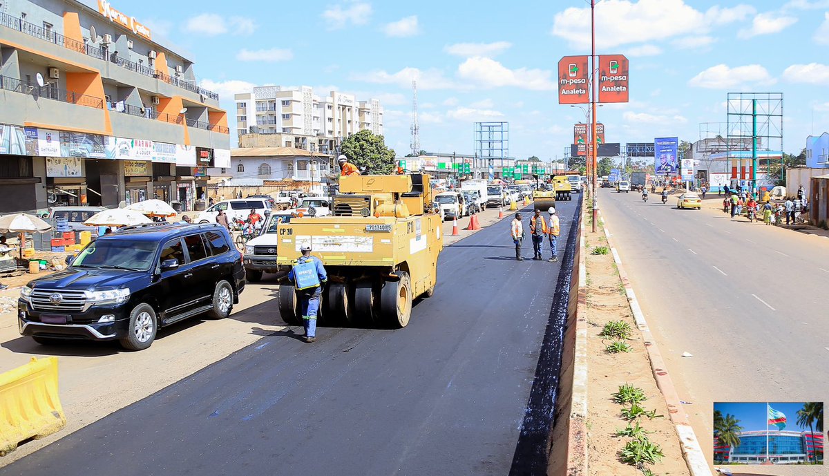 KabaLisolo1's tweet photo. 𝗞𝗢𝗧𝗢𝗡𝗚𝗔 | #Lubumbashi [25/05/2025] : Misala mia kobongisa nzela ya Boulevard M’Siri ekobi makasi. Bazali kotia goudron kino na nzela ya ndako ya mpepo ya #Luano, kasi ekeyi mpe na ngambo ya nzela ya #Likasi. 

Tata moyangeli ya etuka #HautKatanga, Jacques #Kyabula, azali kolandela misala miye mikolo minso. Yango epesi ba ike esengo makasi. 
#KabaLisolo