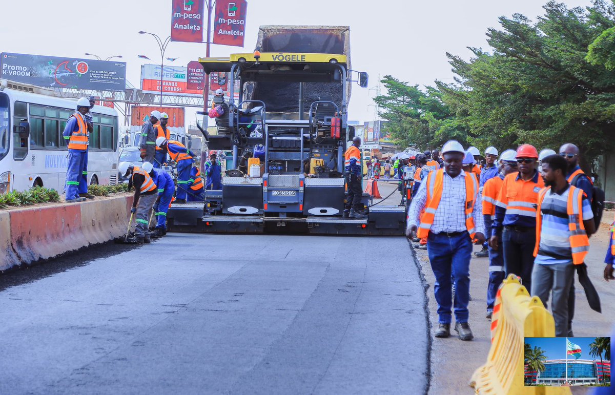 KabaLisolo1's tweet photo. 𝗞𝗢𝗧𝗢𝗡𝗚𝗔 | #Lubumbashi [25/05/2025] : Misala mia kobongisa nzela ya Boulevard M’Siri ekobi makasi. Bazali kotia goudron kino na nzela ya ndako ya mpepo ya #Luano, kasi ekeyi mpe na ngambo ya nzela ya #Likasi. 

Tata moyangeli ya etuka #HautKatanga, Jacques #Kyabula, azali kolandela misala miye mikolo minso. Yango epesi ba ike esengo makasi. 
#KabaLisolo