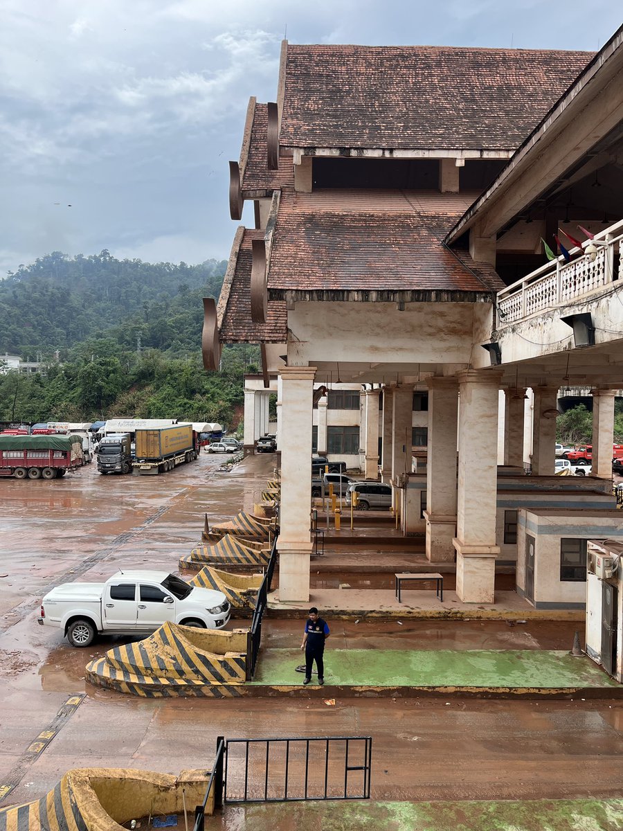 #แก้มพัชรนันท์ ตามรอย เส้นทางรถไฟความเร็วสูง ""สปป.ลาว-จีน"" พร้อม คณะ กมธ.อุตสาหกรรม จาก สถานีเวียงจันทน์ > สถานี (ด่านภาษี) บ่อเต็น > สิบสองปันนา 

ถือเป็นเส้นทางคมนาคมที่สร้างเพื่อสนับสนุน การค้า การท่องเที่ยว การขนส่ง และการคมนาคม ระหว่าง 3 ประเทศ ได้แก่ ไทย-ลาว-จีน